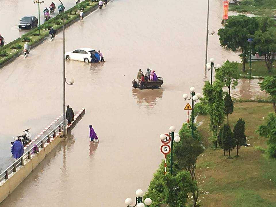 Người dân khu chung cư Dương Nội như sống trong ốc đảo. Nguồn ảnh: FB