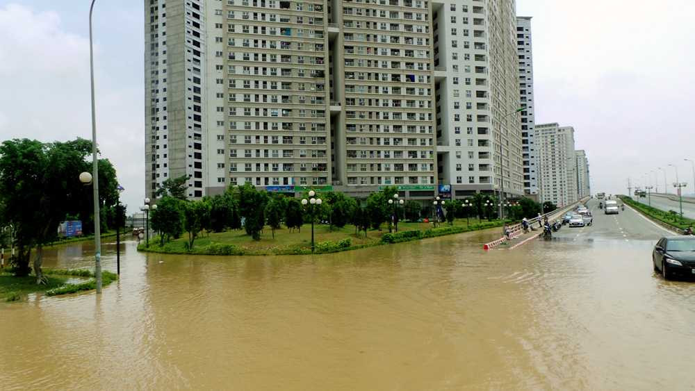 Xuất hiện 'ốc đảo' giữa lòng Thủ đô sau trận mưa kỷ lục