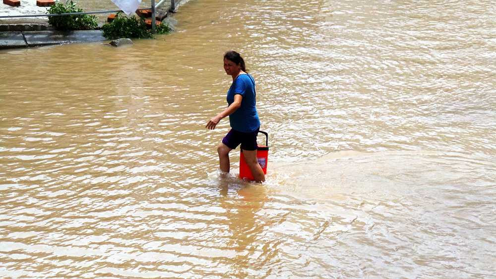 Người dân phải lội bộ để ra vào tòa nhà.