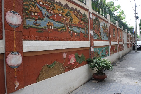 Con ngõ nhỏ được tạo thành thừ những mảnh gốm ghép lại với nhau trông rất đồng bộ và đpẹ mắt.