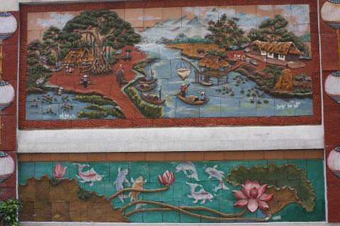 Những hình ảnh được khắc họa rất tinh tế trên con đường tranh gốm