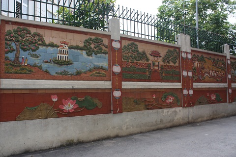 Người dân sống tại đây cho biết trước khi có con đường tranh gốm này bức tường này trông rất nhếch nhác bởi hàng trăm tờ quảng cáo được gián nhăng nhít. 