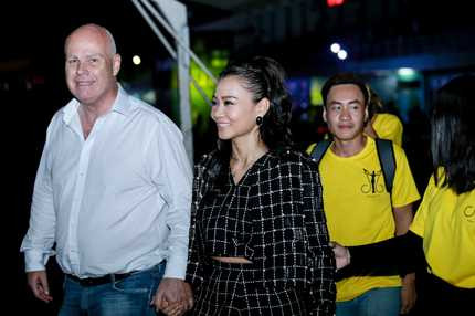 Là một doanh nhân thành đạt nhưng ông Otto luôn cố gắng dành thời gian đi diễn cùng để chăm sóc vợ