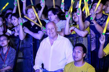 Chăm chú xem vợ diễn