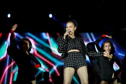 Bà mẹ một con trình diễn cực sung trên sân khấu