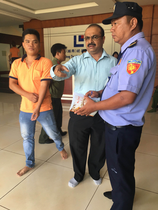 Ông G.Narasimha Rao, Giám đốc tài chính Công ty Mei Sheng yêu cầu phóng viên ở bên ngoài, không cho quay phim, chụp hình