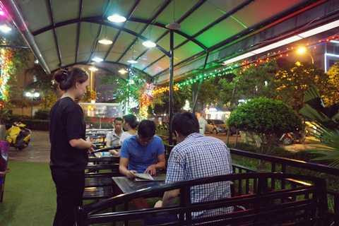 Nhân viên tại quán phục vụ chu đáo, tận tình, mang đến sự hài lòng tuyệt đối cho mọi khách hàng