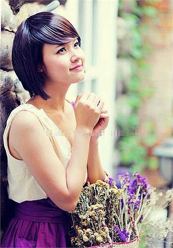 Midu có khuôn hình thật mơ mộng, đáng yêu, nhưng mái tóc giả làm khuôn mặt cô mất đi phần nào vẻ quyến rũ.