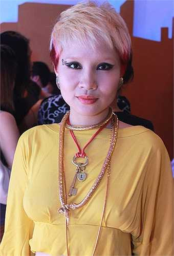 Mai Khôi không thể khác thường và... xấu hơn với kiểu tóc này.