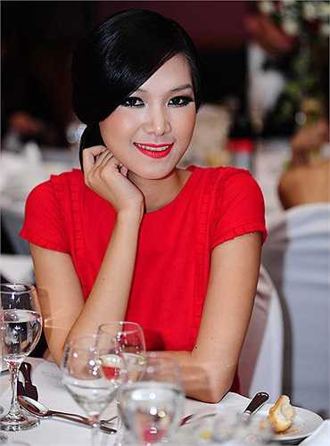 Thùy Dung già đi đến chục tuổi với kiểu tóc này.