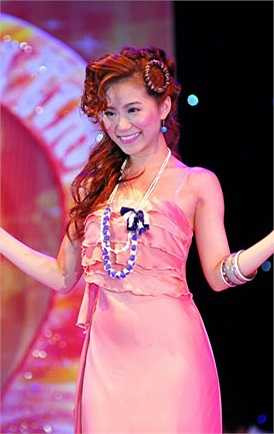 Lương Bích Hữu không còn vẻ trẻ trung, đáng yêu với mái tóc tạo kiểu cầu kỳ, rối bù này.