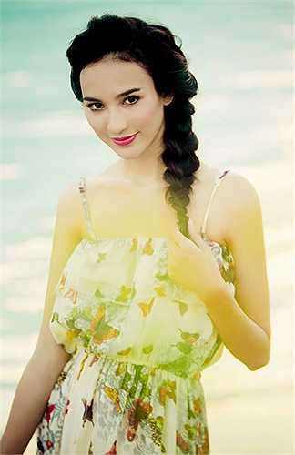 Ngọc Diễm trẻ trung, tươi tắn với kiểu tóc tết lệch.