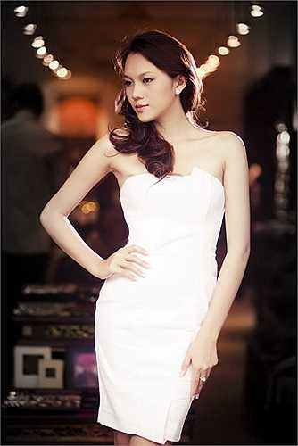 Ngọc Thạch kiêu sa, gợi cảm và vô cùng cuốn hút với mái tóc để lệch một bên và xoăn lọn ở đuôi.