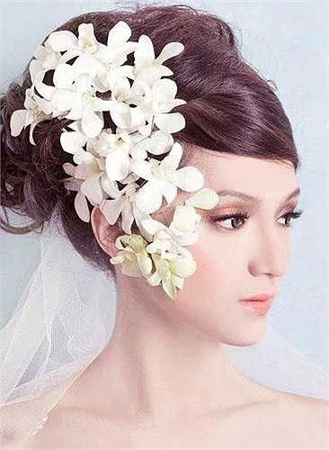 6. Sở hữu gương mặt xinh đẹp và ngoại hình bốc lửa, ngay từ khi tham gia vòng loại Vietnam Idol 2012 Hương Giang đã được chú ý, được cả 3 vị giám khảo đánh giá khá cao.