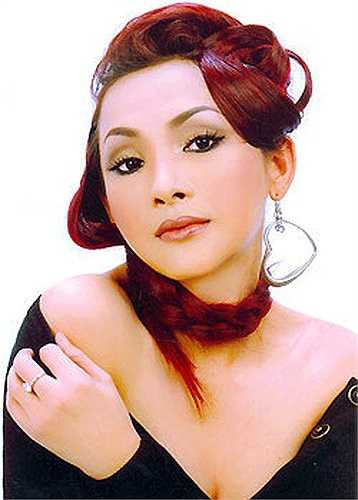 2. Cát Tuyền là một trong những ca sĩ chuyển giới nổi tiếng người Việt Nam tại hải ngoại. Cô sinh ra trong một gia đình có 3 gái, 2 trai, tên thật Ngô Hải Vân. 