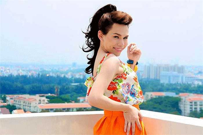 Từ bé cô đã cảm nhận được sự nữ tính của mình, nó đến một cách rất tự nhiên, không bị ảnh hưởng từ ai cả. 