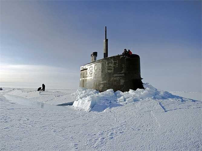 USS Connecticut đã thực hiện nhiều hành trình đến vùng cực và có mặt ở những vùng chỉ toàn băng tuyết