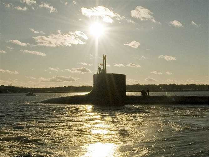 USS Virginia, chiếc tàu đầu tiên của lớp cùng tên, được thiết kế sau Seawolf với chi phí rẻ hơn