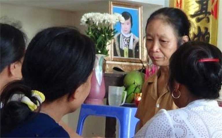 Nhiều người khóc thương trước di ảnh của em nữ sinh Lê Thị Mỹ Duyên.