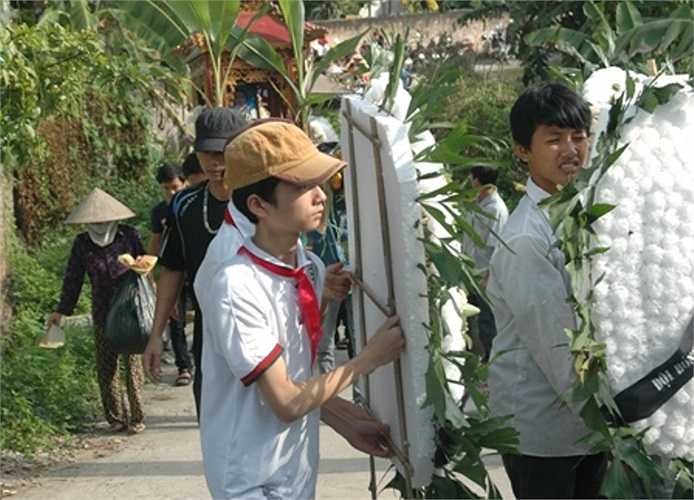 Những học sinh cùng trang lứa với các nạn nhân bê vòng hoa tiễn bạn nức nở khóc.
