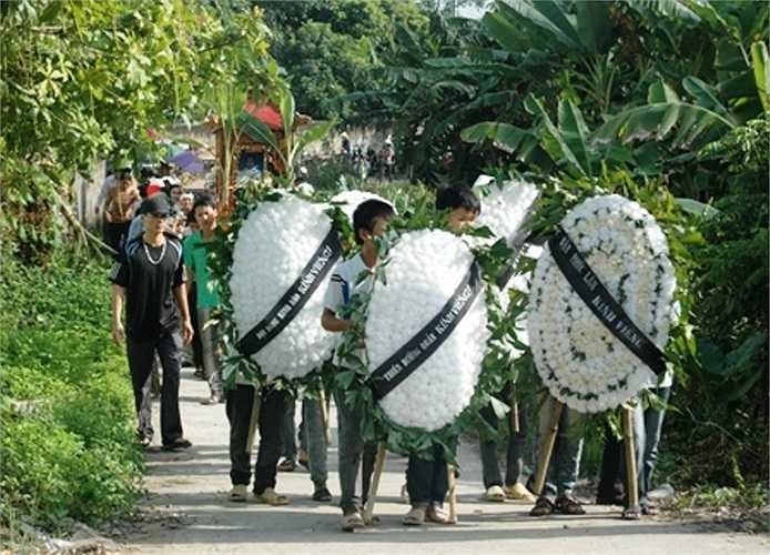 Vòng hoa trắng bao trùm cả thôn xóm.