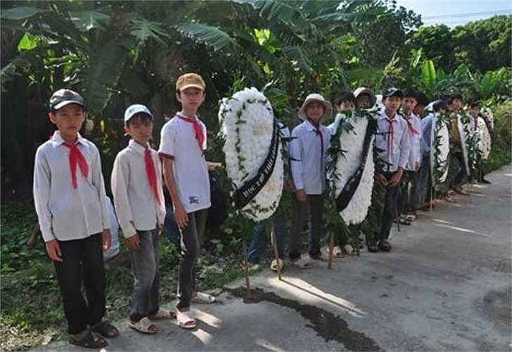 Bạn học cùng lớp với em Mai Lê Hồng Phúc đã có mặt từ rất sớm để làm lễ đưa tạng bạn.