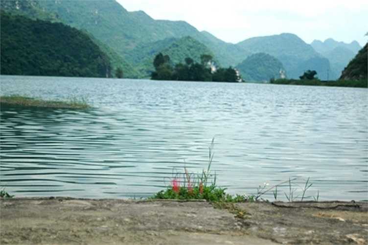 Những nén nhang người thân thắp cho các nạn nhân tại hiện trường.