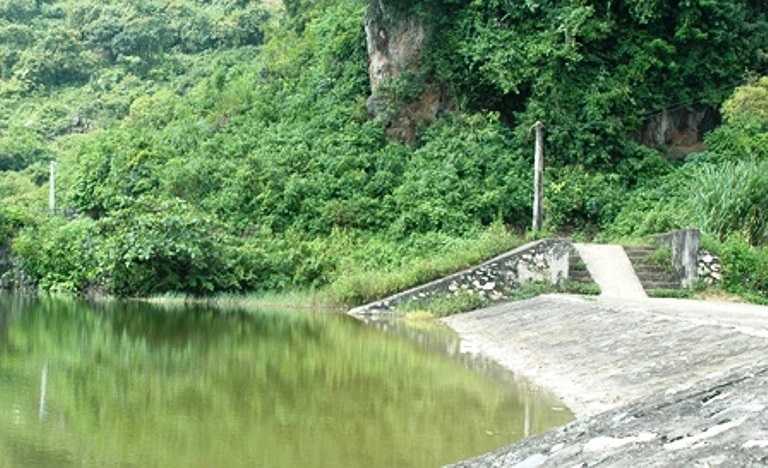 Kè bờ được xây dốc, mọc nhiều rêu nên rất dễ trơn trượt.