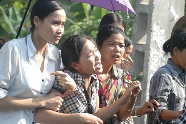 Người nhà vật vã khóc tiễn đưa nạn nhân trong lễ tang.