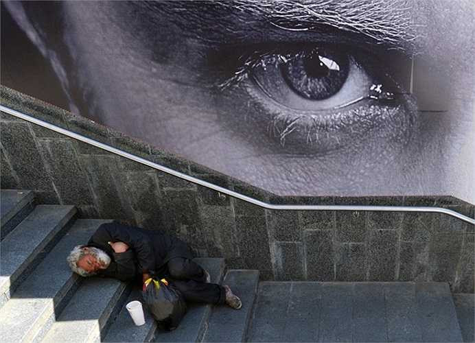 Người đàn ông vô gia cư ngủ ngoài đường phố ở thủ đô Jyiv, Ukraina