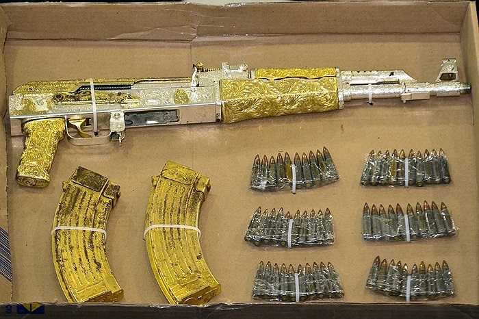 Súng AK-47 dát vàng được cảnh sát Mexico thu giữ trong lần truy bắt trùm ma túy Ramiro Pozos Gonzalez hôm 12/9