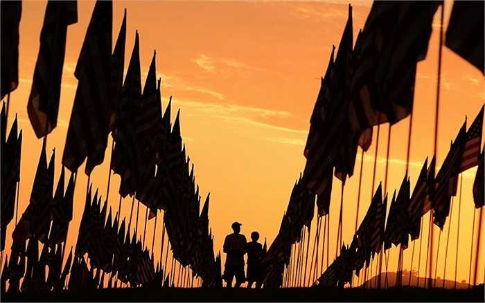 Rừng cờ trong bóng hoàng hôn tại đài tưởng niệm các nạn nhân của vụ khủng bố 11/9 ở Malibu, bang California, Mỹ