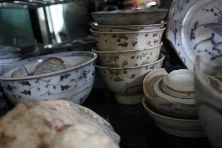 Số cổ vật của một người dân lặn lấy được từ chiếc tàu đắm cất giữ trong nhà