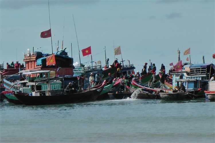 Tàu thuyền và ngư dân vây quanh nơi chiếc tàu cổ bị đắm có chứa nhiều cổ vật