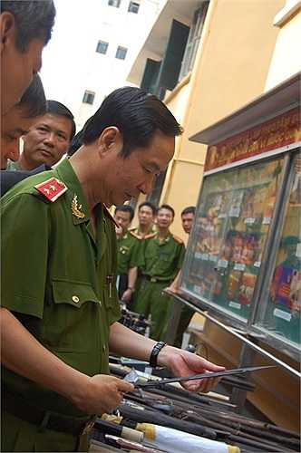 Thứ trưởng Bộ Công an Phạm Quý Ngọ kiểm tra 'kho' vũ khí lực lượng 141 thu được.