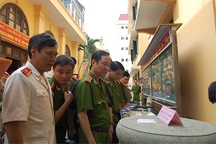 Quyền GĐ CATP-Hà Nội, Đại tá Nguyễn Đức Chung; Phó GĐ CATP, Thiếu tướng Trần Thuỳ cùng lãnh đạo Bộ Công an kiểm tra vũ khí tang vật.