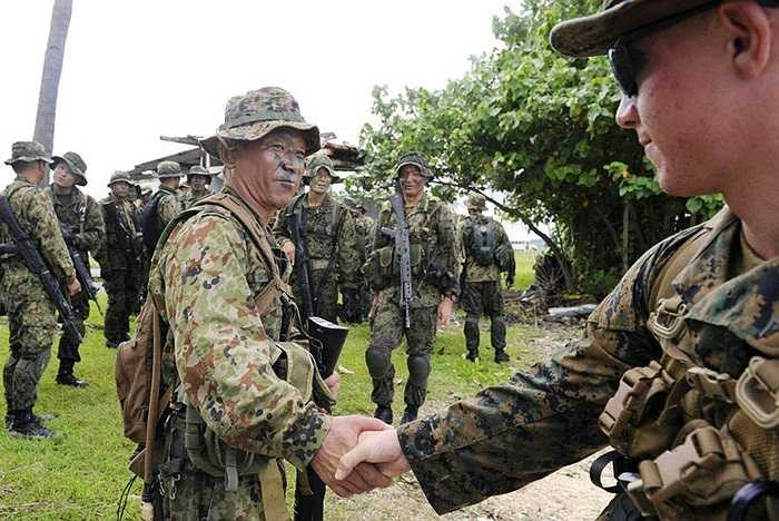 Binh lính hai nước Nhật, Mỹ trò chuyện trước khi tiến hành diễn tập chung.