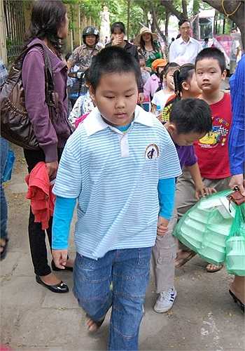 Bọn trẻ tỏ ra hứng thú khi khoác lên mình một chiếc áo thu đông.