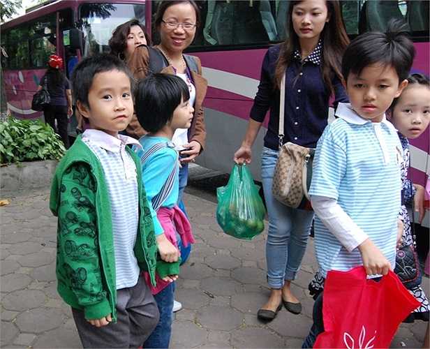Bọn trẻ tỏ ra hứng thú khi khoác lên mình một chiếc áo thu đông.