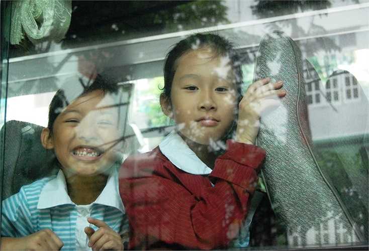 Một cô bé tự tin trong trang phục mùa đông của mình khi đến lớp.