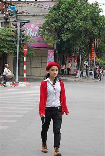 Cô nữ sinh thướt tha trong con gió lạnh...