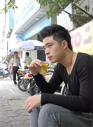 Trong tiết se lạnh, chàng sinh viên nhấp chén trà nóng trước giờ tới lớp...