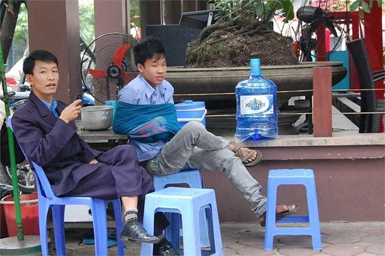 Anh bảo vệ co ro trong cơn gió lạnh buổi sáng sớm.