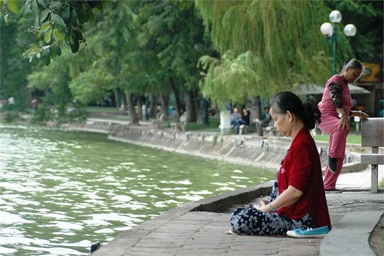 Cụ già tập thể dục sớm bên Hồ Gươm vắng vẻ...
