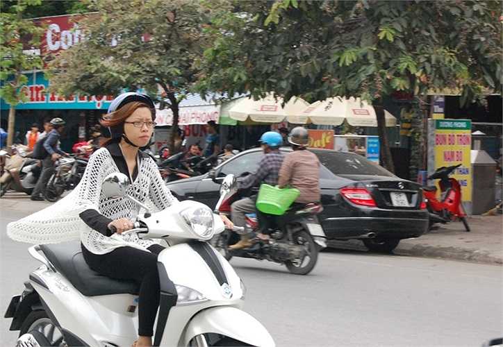 Tà áo thu bay bay cùng thiếu nữ trong cơn gió đầu mùa...