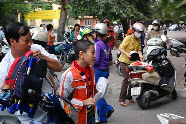 Học sinh được mặc ấm khi đến lớp...