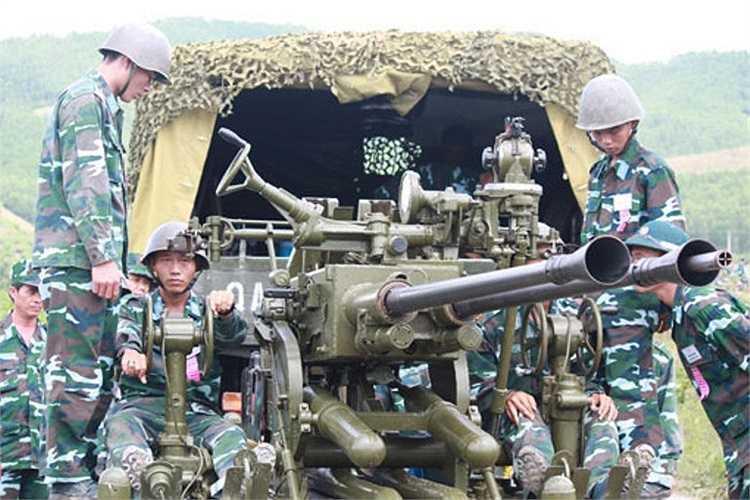 Làm bài tập huấn luyện kíp chiến đấu và đạo diễn luyện tập