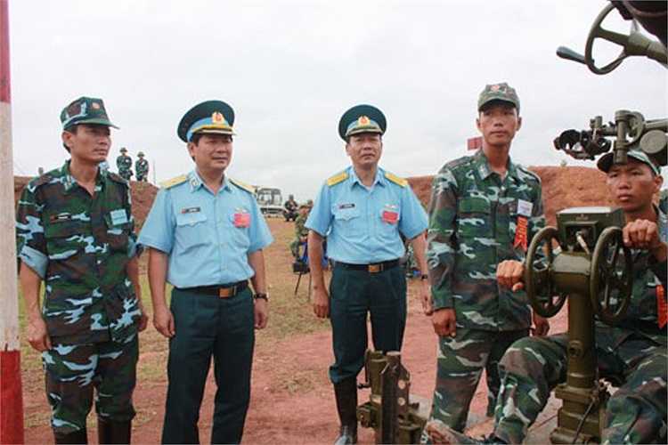 Thiếu tướng Lê Huy Vịnh - Phó tư lệnh Quân chủng, Trưởng ban chỉ đạo Hội thao kiểm tra theo dõi khẩu đội làm công tác chuẩn bị bắn và kết quả đạn bắn