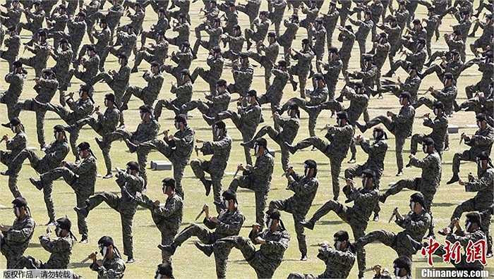 Các binh sỹ đang diễn tập chuẩn bị cho ngày lễ thành lập quân đội 1/10 của Hàn Quốc