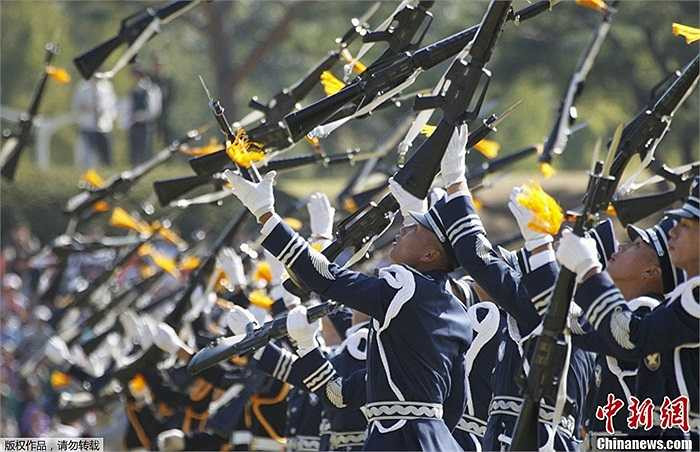 Các binh sĩ tập tung súng